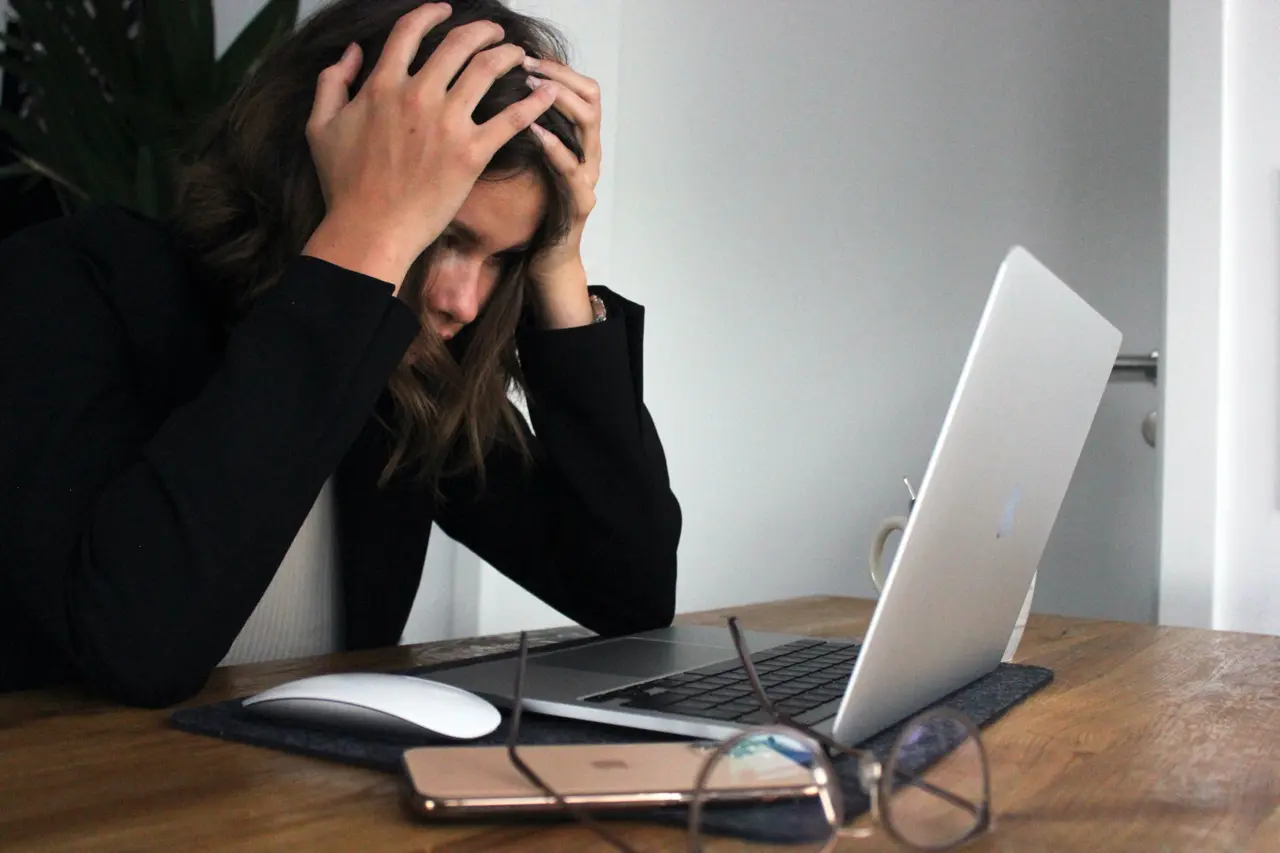 Stressed woman before a laptop
